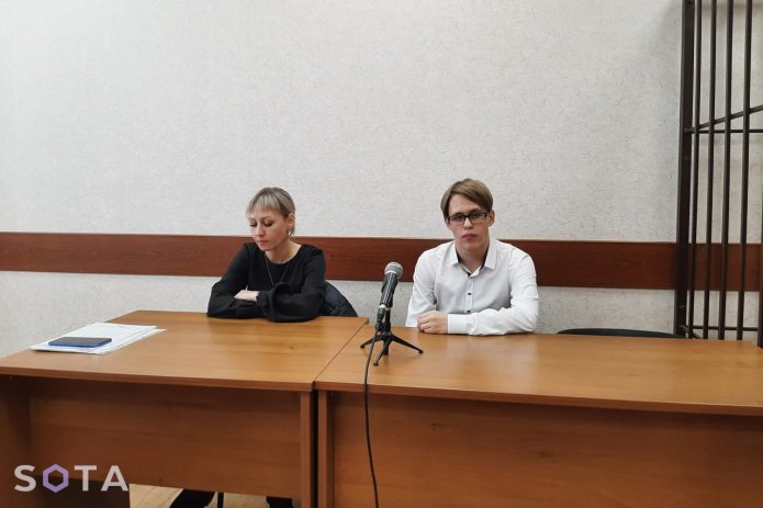 Ярослав Иноземцев с матерью во время оглашения приговора, июль 2022 г. / Фото: SOTA