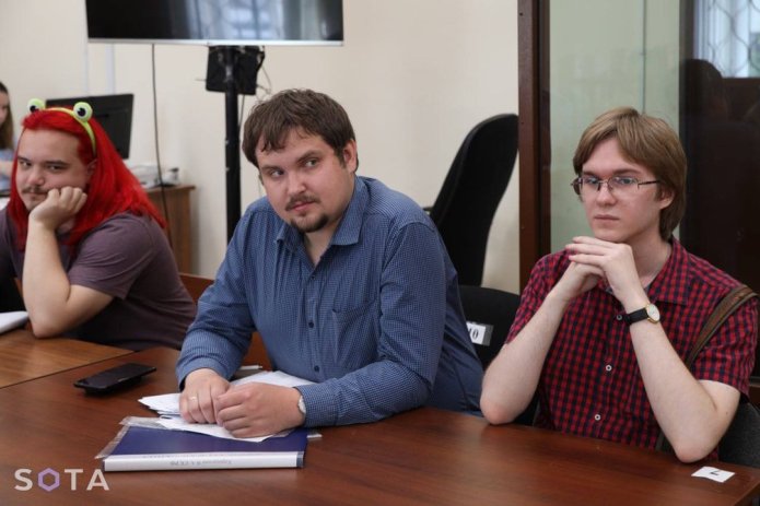 Фигуранты дела «Весны» Евгений Затеев и Валентин Хорошенин с адвокатом (в центре) / Фото: SOTA