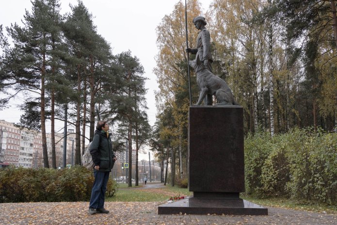 Tatyana Levicheva in front of the monument to military dog handlers and working dogs installed on the site of the former NKVD working dog breeding school in Sosnovka Park in St. Petersburg / Photo: Ksenia Maximova for OVD-Info