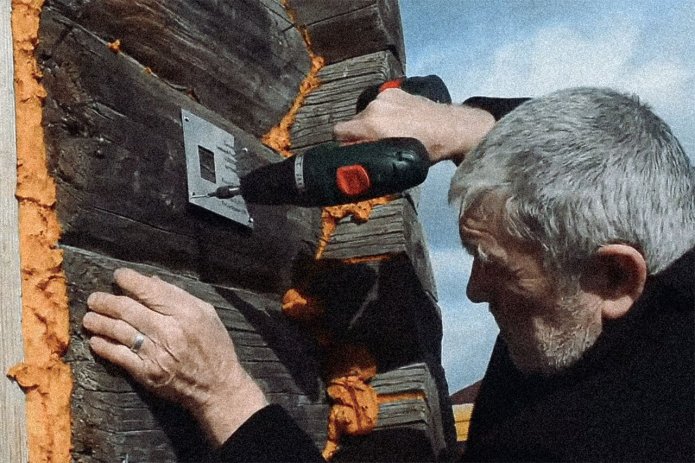 Vladimir Leshchenko, great-grandson of peasant Afanasy Leshchenko, who was executed in 1937 on charges of counter-revolutionary agitation, fastens a Last Address plaque to the house built by his ancestor in 1926. The house was confiscated from Afanasy Leshchenko during the dekulakization campaign in 1930. Afanasy’s son and Vladimir’s grandfather, Pavel Leshchenko, was also executed in Tomsk on February 13, 1938 / Screenshot: @tomsknkvd, YouTube