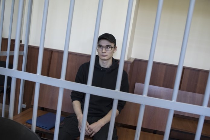 Азат Мифтахов на суде по продлению ареста, июнь 2019 года / Фото: <a href="https://novayagazeta.ru/articles/2019/06/07/80810-dissertatsiyu-pisat-budet-v-sizo" target="_blank">Виктория Одиссонова для «Новой газеты»</a>