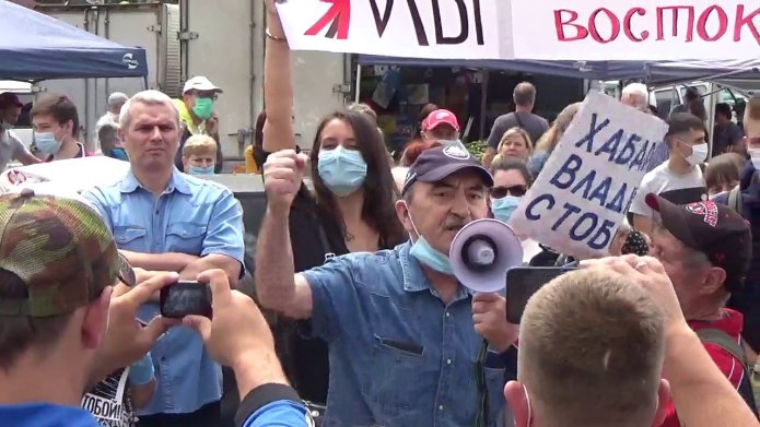 Анатолий Чепиков на кадрах оперативной съемки с акции протеста 18 июля 2020 во Владивостоке / Фото из материалов административных дел
