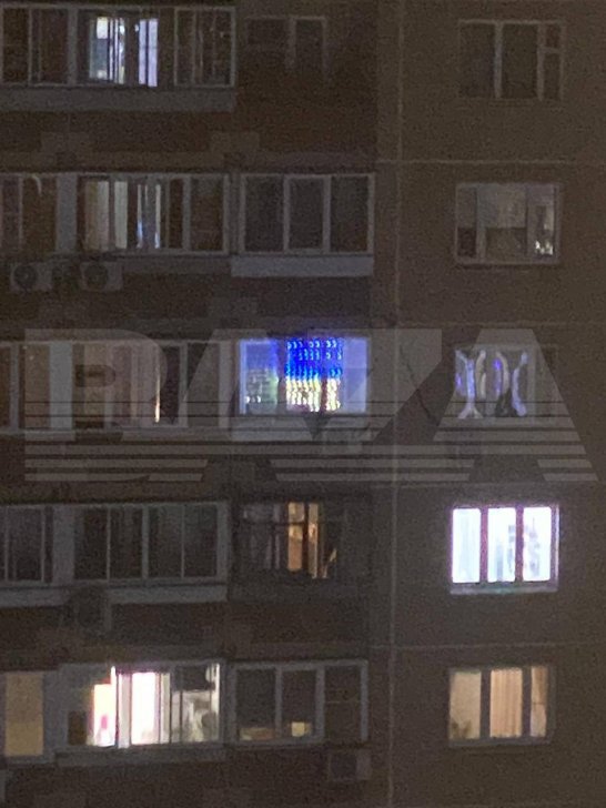 Strings of lights in the colors of the Ukrainian flag on an apartment building/ Photo: Baza