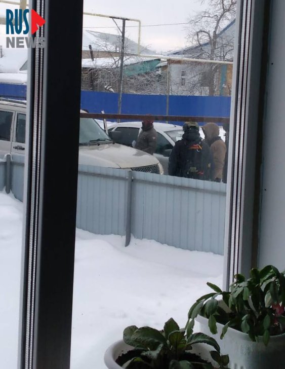 <em>Силовики у дома активистки Рашиды Файзуллиной в селе Ишмурзино, 21 января 2024 года / Фото: RusNews</em>