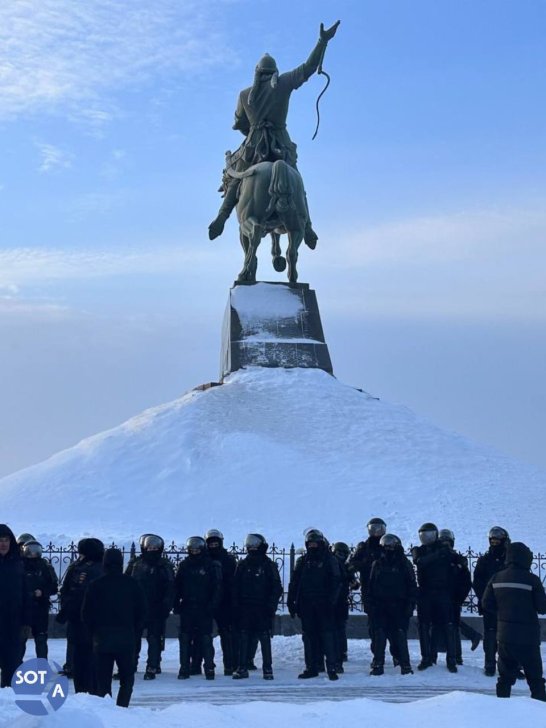 <em>Силовики во время протестов у памятника Салавату Юлаеву в Уфе, 19 января 2024 года / Фото: Влада Макейчик, SOTAvision</em>