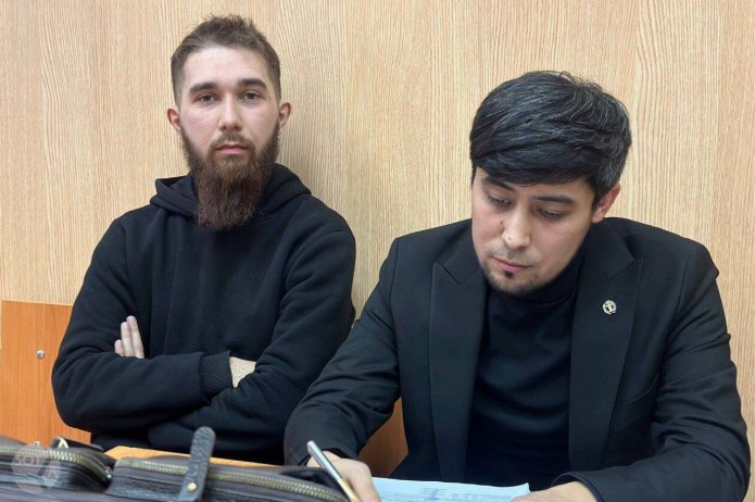 <em>Ильяс Байгускаров с адвокатом Радмиром Саниевем в Кировском районном суде Уфы, 22 января 2024 года / Фото: Влада Макейчик, SOTAvision</em>