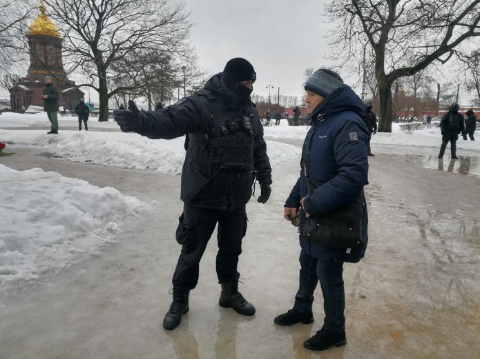 <em>Задержание Валерии Гнусаревой у Соловецкого камня, Санкт-Петербург, 17 февраля 2024 года / Фото: <a href="https://t.me/MR7ru/20722">MR7 | Новости Петербурга</a></em>