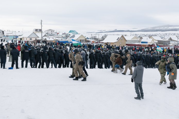 <em>Задержания во время протестов в Баймаке, 17 января 2024 года / Фото: ОВД-Инфо</em>