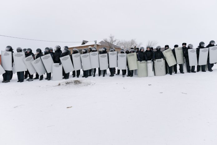 <em>Силовики во время протестов в Баймаке, 17 января 2024 года / Фото: ОВД-Инфо<em>