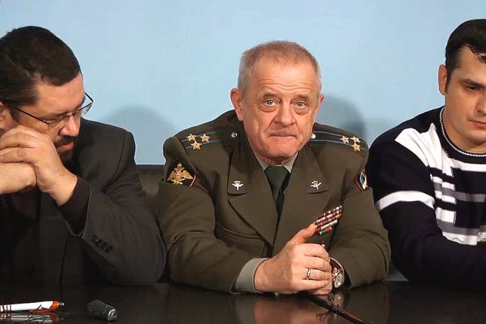 Владимир Квачков (в центре) и его соратник Юрий Екишев (слева) на совещании «Народного фронта освобождения России». Москва,19 декабря 2010 год / Кадр из передачи Neuromir TV