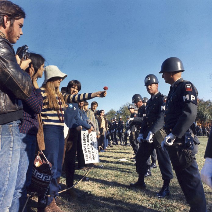 A female demonstrator offers a flower as a symbol of peace to an American military police officer during the «March on The Pentagon», in Arlington, Virginia, USA, 21 October 1967 / Photo: S.Sgt. Albert R. Simpson, National Archives and Records Administration