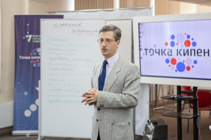 Роман Мельниченко в пространстве коллективной работы «Точка кипения» в Волгограде / фото из личных соцсетей