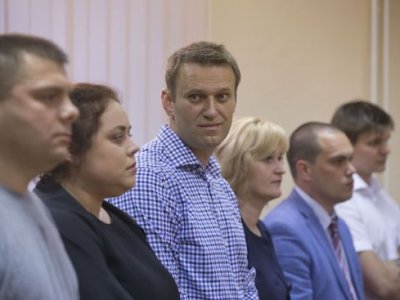 Алексей Навальный и Петр Офицеров: новые политзаключенные