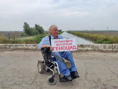 «Такая любовь к нам — они готовы нас автозаками обеспечить». Как мужчина с инвалидностью борется против мусорного полигона в Краснодарском крае